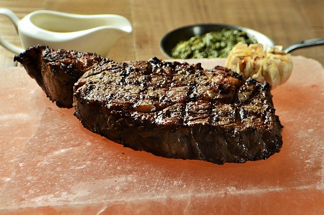 black-angus-tenderloin-grilled-on-himalayan-sea-salt